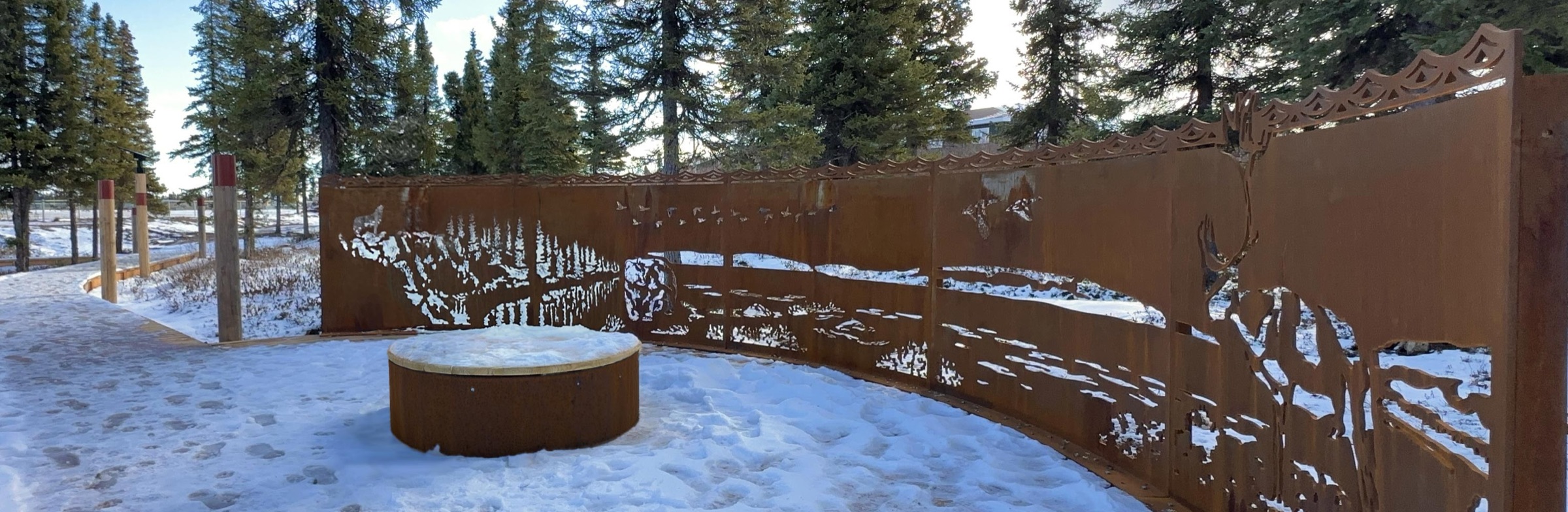 Murale en acier corten ajouré, Nation Naskapie de Kawawachikamach